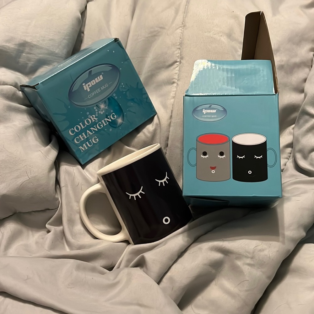 Set of 2 color changing coffee mugs